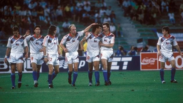 Na MS v roce 1990 v Itálii se radují zleva František Straka, Jozef Chovanec, Ivo Knoflíček, Miroslav Kadlec, Tomáš Skuhravý, Ján Kocian a Ľubomír Moravčík. Na MS v roce 1990 v Itálii se radují zleva František Straka, Jozef Chovanec, Ivo Knoflíček, Miroslav Kadlec, Tomáš Skuhravý, Ján Kocian a Ľubomír Moravčík.