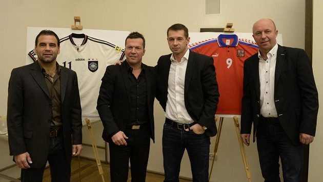 Fotbaloví internacionálové (zleva) Ulf Kirsten, Lothar Matthäus, Pavel Kuka a Miroslav Kadlec. Fotbaloví internacionálové (zleva) Ulf Kirsten, Lothar Matthäus, Pavel Kuka a Miroslav Kadlec.