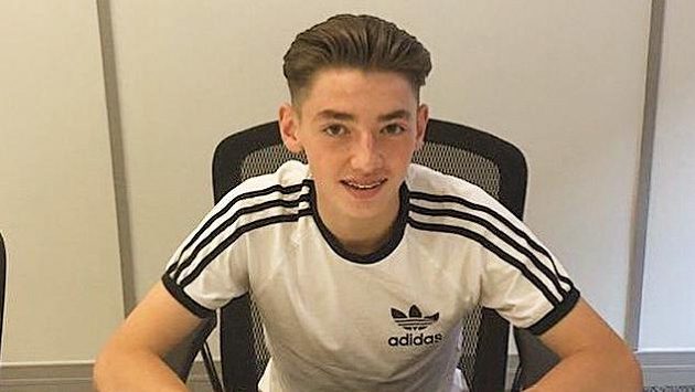 Talentovaný fotbalista Billy Gilmour odejde v létě z Glasgow Rangers do Chelsea. Talentovaný fotbalista Billy Gilmour odejde v létě z Glasgow Rangers do Chelsea.