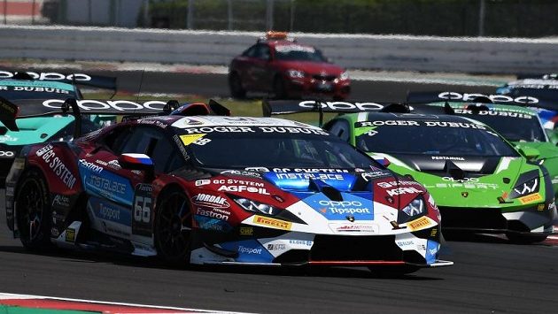 Česká vlajka v čele závodu během pohárového seriálu Lamborghini SuperTrofeo Europe. Česká vlajka v čele závodu během pohárového seriálu Lamborghini SuperTrofeo Europe.