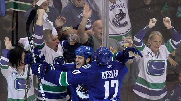 Kevin Bieksa oslavuje se spoluhráčem Keslerem svůj gól proti San Jose Kevin Bieksa oslavuje se spoluhráčem Keslerem svůj gól proti San Jose