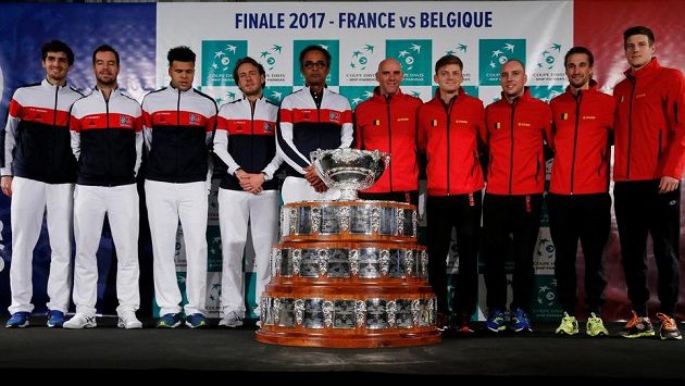 Hráči a trenéři Francie a Belgii při focení před finále Davis Cupu. Hráči a trenéři Francie a Belgii při focení před finále Davis Cupu.
