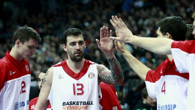 Basketbalista Nymburka Radoslav Rančík (uprostřed). Basketbalista Nymburka Radoslav Rančík (uprostřed).