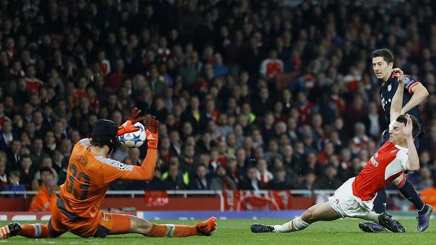 Jeden z klíčových momentů zápasu - Robert Lewandowski (vpravo) z Bayernu pálí a Petr Čech jeho střelu vyráží. Jeden z klíčových momentů zápasu - Robert Lewandowski (vpravo) z Bayernu pálí a Petr Čech jeho střelu vyráží.