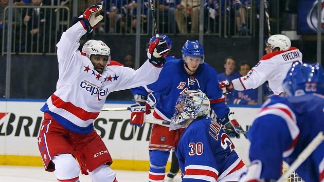 Je to gól! Joel Ward se dvě vteřiny před koncem stává hrdinou utkání, ve kterém jeho Washington vítězí 2:1. Je to gól! Joel Ward se dvě vteřiny před koncem stává hrdinou utkání, ve kterém jeho Washington vítězí 2:1.
