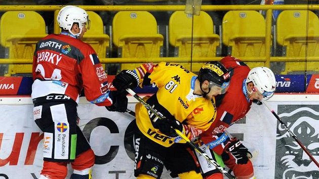 Zleva Luboš Horký z Pardubic, Lukáš Válek z Litvínova a pardubický Karel Nedbal. Zleva Luboš Horký z Pardubic, Lukáš Válek z Litvínova a pardubický Karel Nedbal.