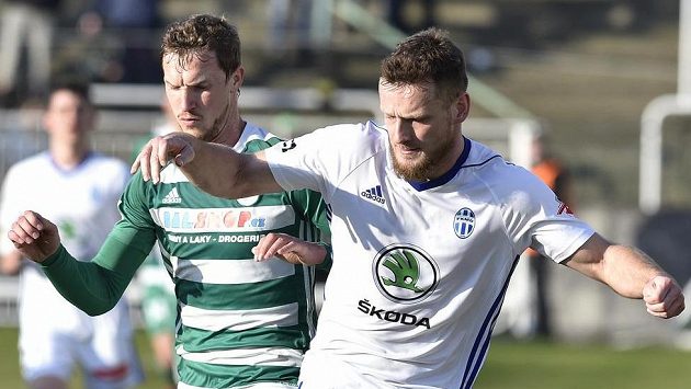 Zleva Petr Hronek z Bohemians a Antonín Křapka z Boleslavi. Zleva Petr Hronek z Bohemians a Antonín Křapka z Boleslavi.