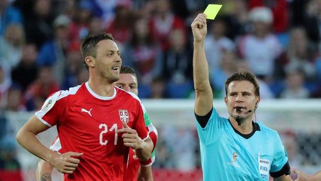 Německý sudí Felix Brych ukazuje žlutou kartu Nemanjovi Matičovi ze Srbska. Německý sudí Felix Brych ukazuje žlutou kartu Nemanjovi Matičovi ze Srbska.