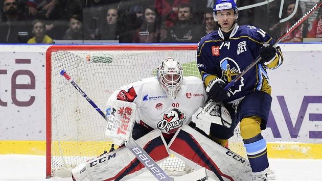 Brankář Pardubic Ondřej Kacetl a útočník Tomáš Plekanec z Kladna. Brankář Pardubic Ondřej Kacetl a útočník Tomáš Plekanec z Kladna.