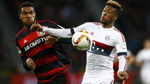 Jonathan Tah (vlevo) z Bayeru Leverkusen v souboji s Kingsleym Comanem z Bayernu. Jonathan Tah (vlevo) z Bayeru Leverkusen v souboji s Kingsleym Comanem z Bayernu.