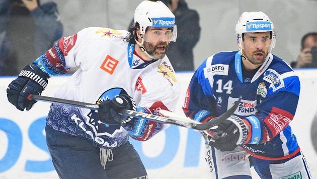 Ostře sledovaný souboj Jaromíra Jágra z Kladna a Tomáše Plekance v dresu Brna. Ostře sledovaný souboj Jaromíra Jágra z Kladna a Tomáše Plekance v dresu Brna.