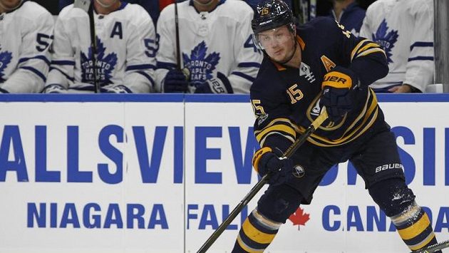 Útočník Buffala Jack Eichel přihrává spoluhráči v zápase s Torontem. Útočník Buffala Jack Eichel přihrává spoluhráči v zápase s Torontem.