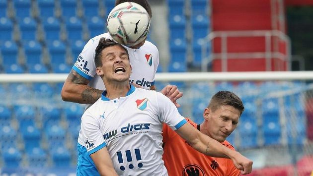 Vpředu zleva Jakub Pokorný z Baníku a Milan Škoda z Boleslavi. Vpředu zleva Jakub Pokorný z Baníku a Milan Škoda z Boleslavi.