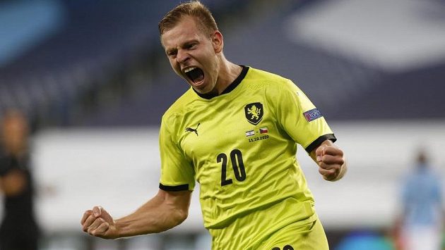 Matěj Vydra jásá poté, co za začátku druhého poločasu utkání Ligy národů v Haifě vstřelil Izraelcům druhý gól. Matěj Vydra jásá poté, co za začátku druhého poločasu utkání Ligy národů v Haifě vstřelil Izraelcům druhý gól.
