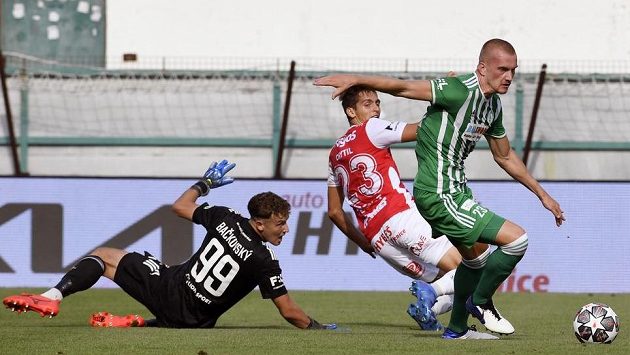 Zleva brankář Hugo Jan Bačkovský z Bohemians, Mojmír Chytil z Pardubic a Daniel Köstl z Bohemians v utkání 5. kola Fortuna ligy. Zleva brankář Hugo Jan Bačkovský z Bohemians, Mojmír Chytil z Pardubic a Daniel Köstl z Bohemians v utkání 5. kola Fortuna ligy.