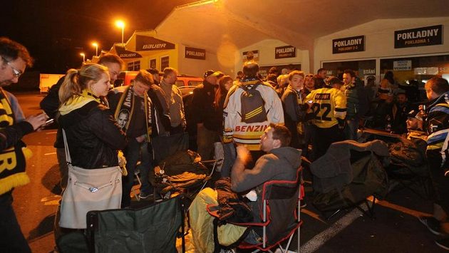Už v neděli večer po skončení pátého finále se před pokladnami litvínovského Zimního stadiónu Ivana Hlinky začala tvořit fronta na vstupenky na úterní utkání. Už v neděli večer po skončení pátého finále se před pokladnami litvínovského Zimního stadiónu Ivana Hlinky začala tvořit fronta na vstupenky na úterní utkání.