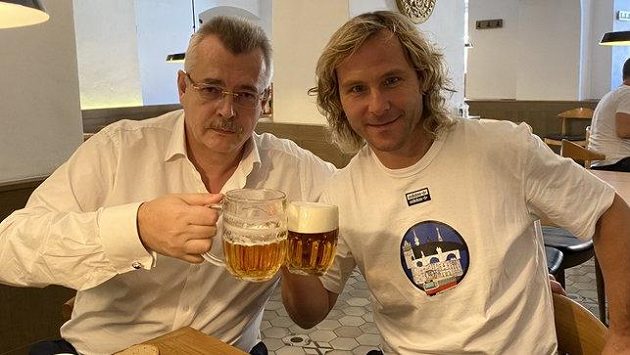 Jaroslav Tvrdík a Pavel Nedvěd si na titul Slavie, respektive Juventusu připíjeli. Teď si ale na avizovanou Superligu rozhodně připíjet nebudou. Jaroslav Tvrdík a Pavel Nedvěd si na titul Slavie, respektive Juventusu připíjeli. Teď si ale na avizovanou Superligu rozhodně připíjet nebudou.
