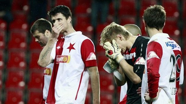 Fotbalisté Slavie neskrývali zklamání poté, co v poslední vteřině utkání přišli o výhru nad Baníkem Ostrava. Fotbalisté Slavie neskrývali zklamání poté, co v poslední vteřině utkání přišli o výhru nad Baníkem Ostrava.