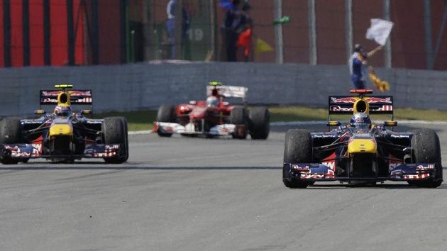 V Brazílii se sice Fernando Alonso (vzadu) díval oběma redbullům na záda, k titulu má ale stále nejblíž. V Brazílii se sice Fernando Alonso (vzadu) díval oběma redbullům na záda, k titulu má ale stále nejblíž.