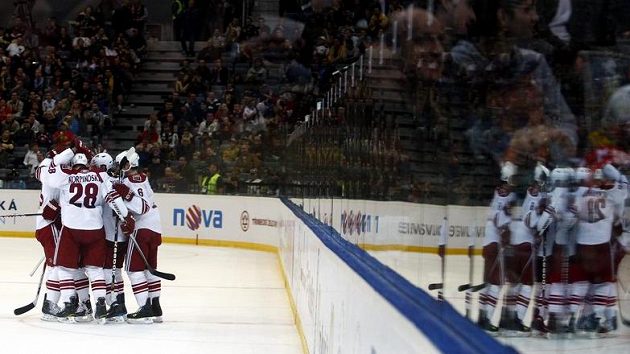 Hokejisté Phoenixu se spolu s Bostonem představili v Praze. Nyní je klub blízko prodeji. Hokejisté Phoenixu se spolu s Bostonem představili v Praze. Nyní je klub blízko prodeji.