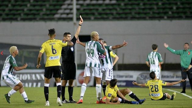 Utkání nejvyšší portugalské ligy mezi Vitórií Setúbal a Boavistou bylo dost divoké. Utkání nejvyšší portugalské ligy mezi Vitórií Setúbal a Boavistou bylo dost divoké.