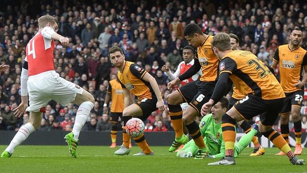 Per Mertesacker z Arsenalu porti přesile Hullu. Per Mertesacker z Arsenalu porti přesile Hullu.