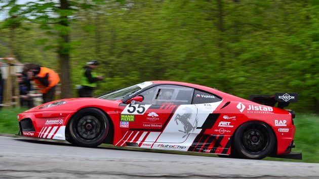 Petr Vojáček si jede pro vítězství s Ferrari 430 GT na trati Ecce Homo. Petr Vojáček si jede pro vítězství s Ferrari 430 GT na trati Ecce Homo.