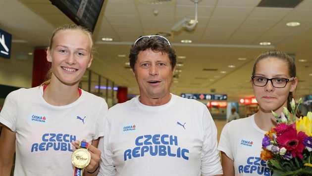 Michaela Hrubá se zlatou medailí a svým koučem Ctiborem Nezdařilem, vpravo bronzová z dorosteneckého MS Lada Pejchalová. Michaela Hrubá se zlatou medailí a svým koučem Ctiborem Nezdařilem, vpravo bronzová z dorosteneckého MS Lada Pejchalová.