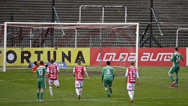 David Puškáč z Bohemians (vpravo) střílí první gól z pokutového kopu. David Puškáč z Bohemians (vpravo) střílí první gól z pokutového kopu.