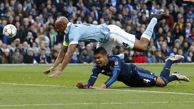 Zadák Manchesteru City Vincent Kompany (nahoře) fauluje Casemira z Realu Madrid. Zadák Manchesteru City Vincent Kompany (nahoře) fauluje Casemira z Realu Madrid.