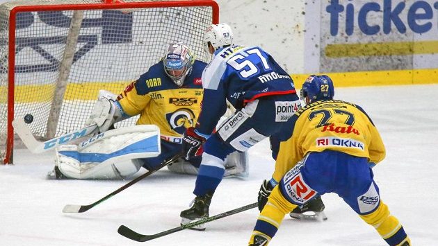 Brankář Zlína Jakub Sedláček kryje střelu Jana Hrušky z Brna. Brankář Zlína Jakub Sedláček kryje střelu Jana Hrušky z Brna.