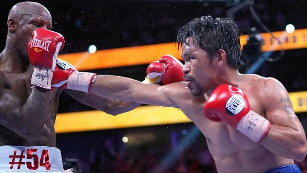 Slavný Manny Pacquiao (vpravo) v srpnovém souboji s Kubáncem Yordenisem Ugásem. Slavný Manny Pacquiao (vpravo) v srpnovém souboji s Kubáncem Yordenisem Ugásem.