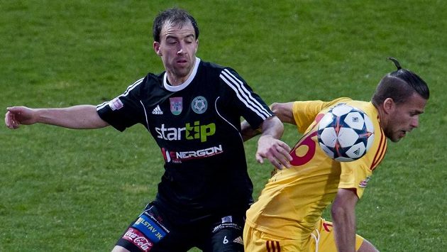 Daniel Tarczal z Příbrami (vlevo) a Jakub Mareš z Dukly. Daniel Tarczal z Příbrami (vlevo) a Jakub Mareš z Dukly.