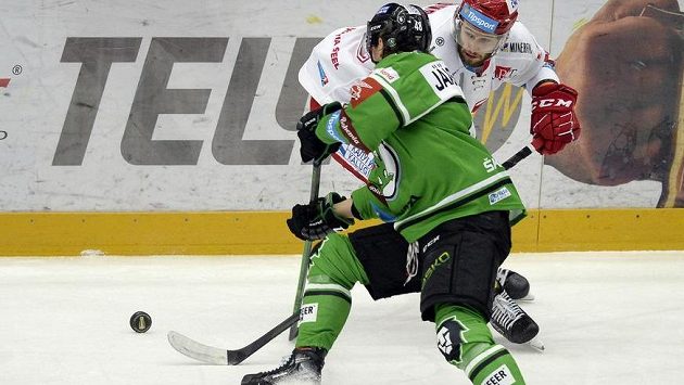 Daniel Kurovský z Třince (vzadu) a Joona Jääskeläinen z Mladé Boleslavi. Daniel Kurovský z Třince (vzadu) a Joona Jääskeläinen z Mladé Boleslavi.
