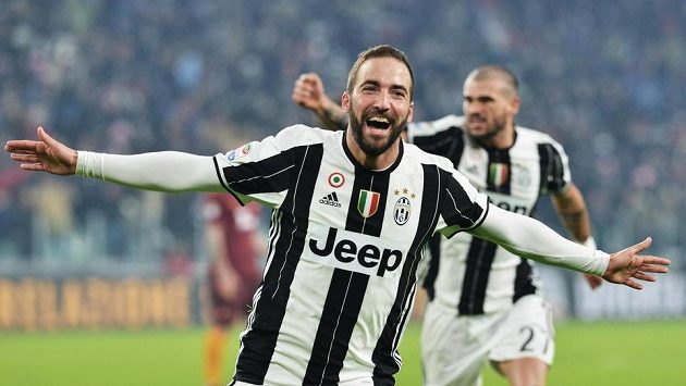 Gonzalo Higuaín z Juventusu se raduje z gólu proti AS Řím. Gonzalo Higuaín z Juventusu se raduje z gólu proti AS Řím.