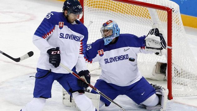 Slovenský brankář Ján Laco řeší za pomoci kolegy z obrany Juraje Mikuše akci amerického týmu v osmifinále olympijského turnaje. Slovenský brankář Ján Laco řeší za pomoci kolegy z obrany Juraje Mikuše akci amerického týmu v osmifinále olympijského turnaje.
