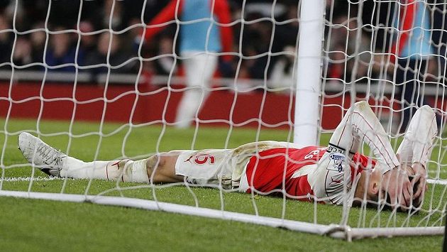 Zdrcený Laurent Koscielny z Arsenalu leží v brance Southamptonu poté, co spálil stoprocentní gólovou možnost. Zdrcený Laurent Koscielny z Arsenalu leží v brance Southamptonu poté, co spálil stoprocentní gólovou možnost.