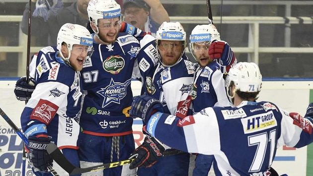 Hráči Komety se radují z gólu - zleva střelec Tomáš Bartejs, Radim Zohorna, Martin Erat, Jan Hruška a Tomáš Malec. Hráči Komety se radují z gólu - zleva střelec Tomáš Bartejs, Radim Zohorna, Martin Erat, Jan Hruška a Tomáš Malec.