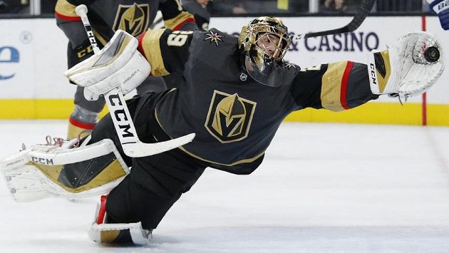 Gólman Vegas Marc-Andre Fleury a jeho úžasný zákrok proti střele Nica Petana. Gólman Vegas Marc-Andre Fleury a jeho úžasný zákrok proti střele Nica Petana.