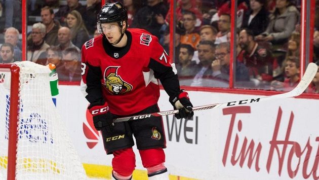 Český útočník Filip Chlapík z Ottawy při svém debutu v NHL. Český útočník Filip Chlapík z Ottawy při svém debutu v NHL.