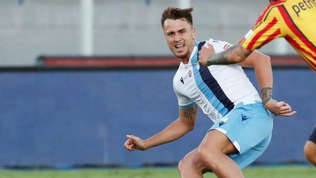 Obránce Lazia Řím Patric dostal v italské lize zákaz startu ve čtyřech zápasech za kousnutí soupeře Obránce Lazia Řím Patric dostal v italské lize zákaz startu ve čtyřech zápasech za kousnutí soupeře