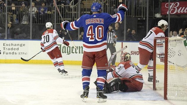 Michael Grabner se raduje z gólu do sítě Caroliny. Michael Grabner se raduje z gólu do sítě Caroliny.