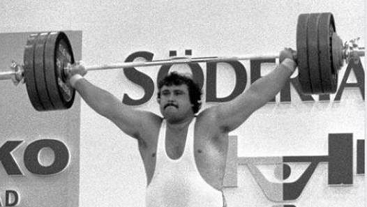 Dvojnásobný světový šampion ve vzpírání Antonio Krastev zemřel při autonehodě v USA. Dvojnásobný světový šampion ve vzpírání Antonio Krastev zemřel při autonehodě v USA.