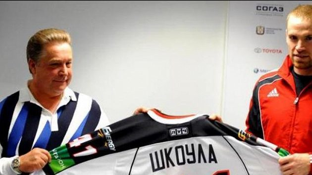 Martin Škoula (vpravo) s manažerem Omsku Anatolijem Bardinem Martin Škoula (vpravo) s manažerem Omsku Anatolijem Bardinem