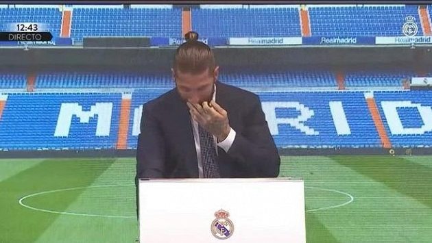 Sergio Ramos se při rozlučce s Realem Madrid neubránil slzám. Sergio Ramos se při rozlučce s Realem Madrid neubránil slzám.