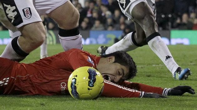 Luis Suárez se několikrát dožadoval odpískání faulu. To se divákům nelíbilo. Luis Suárez se několikrát dožadoval odpískání faulu. To se divákům nelíbilo.