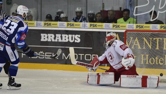 Tomáš Svoboda z Brna dal rozhodující gól v nájezdech. Vpravo je brankář Třince Šimon Hrubec. Tomáš Svoboda z Brna dal rozhodující gól v nájezdech. Vpravo je brankář Třince Šimon Hrubec.