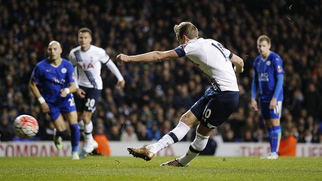 Útočník Tottenhamu Harry Kane proměňuje pokutový kop v závěru zápasu s Leicesterem. Útočník Tottenhamu Harry Kane proměňuje pokutový kop v závěru zápasu s Leicesterem.