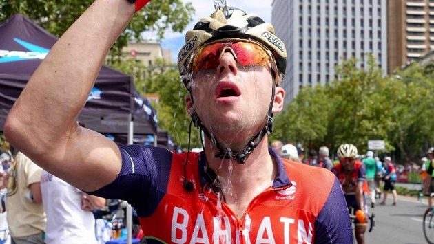 Český cyklista Ondřej Cink se osvěžuje v cíli závodu Tour Down Under v Austrálii. Český cyklista Ondřej Cink se osvěžuje v cíli závodu Tour Down Under v Austrálii.