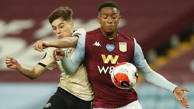 Daniel James (vlevo) z Manchesteru United a Ezri Konsa z Aston Villy. Daniel James (vlevo) z Manchesteru United a Ezri Konsa z Aston Villy.